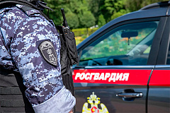 В центре Москвы росгвардейцы задержали молодых людей, нарушавших общественный порядок