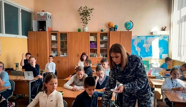 Столичные росгвардейцы провели уроки безопасности в школах Москвы и Подмосковья